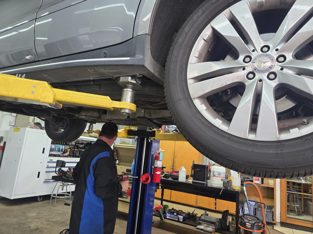 Komputer diagnostyczny podłączony do skrzyni biegów Mercedesa podczas testu