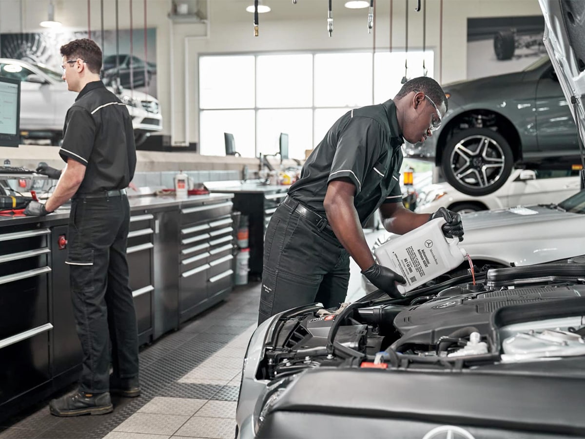 Wyjmowana skrzynia biegów automatyczna z Mercedesa leżąca na stole warsztatowym