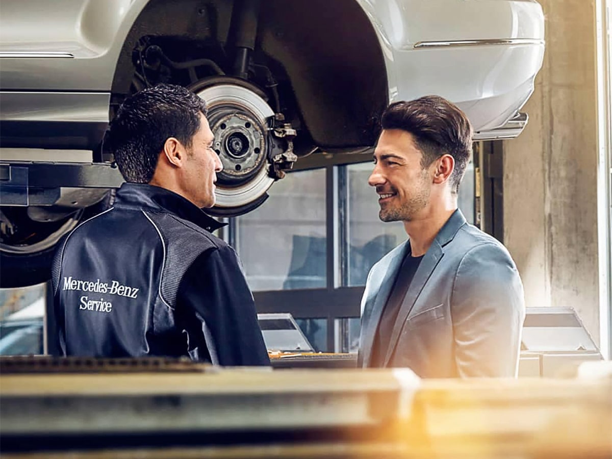 Mercedes po naprawie skrzyni na drodze testowej z otwartą maską